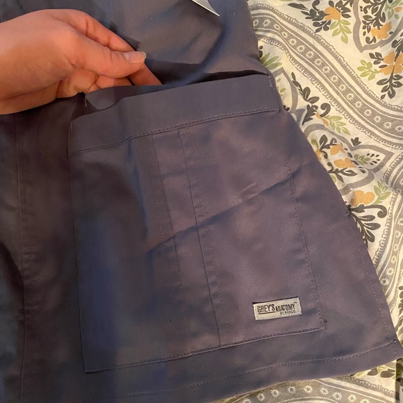 Greys Anatomy 3 pocket Notch scrub top - Picture 4 of 7